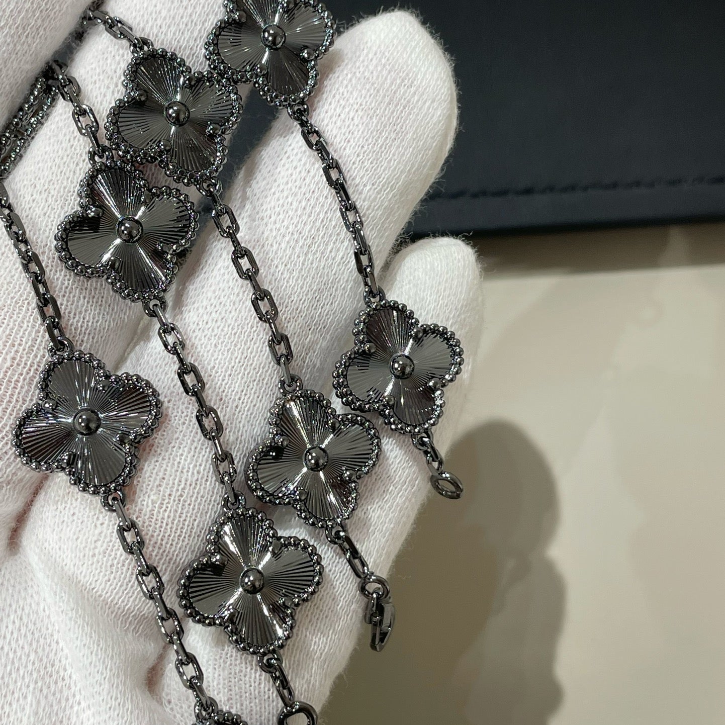 [Liorra]CLOVER 5 MOTIF BLACK BRACELET