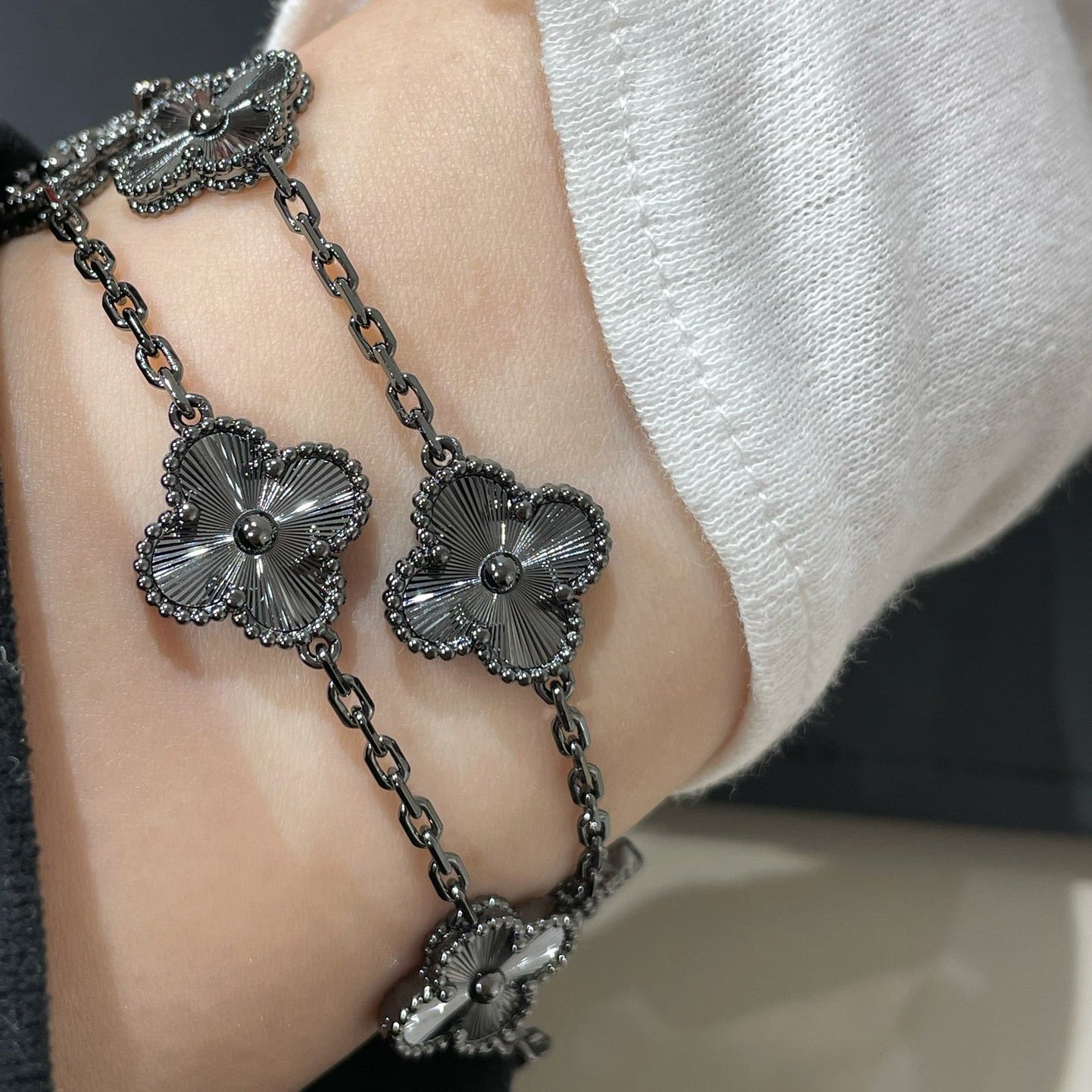 [Liorra]CLOVER 5 MOTIF BLACK BRACELET
