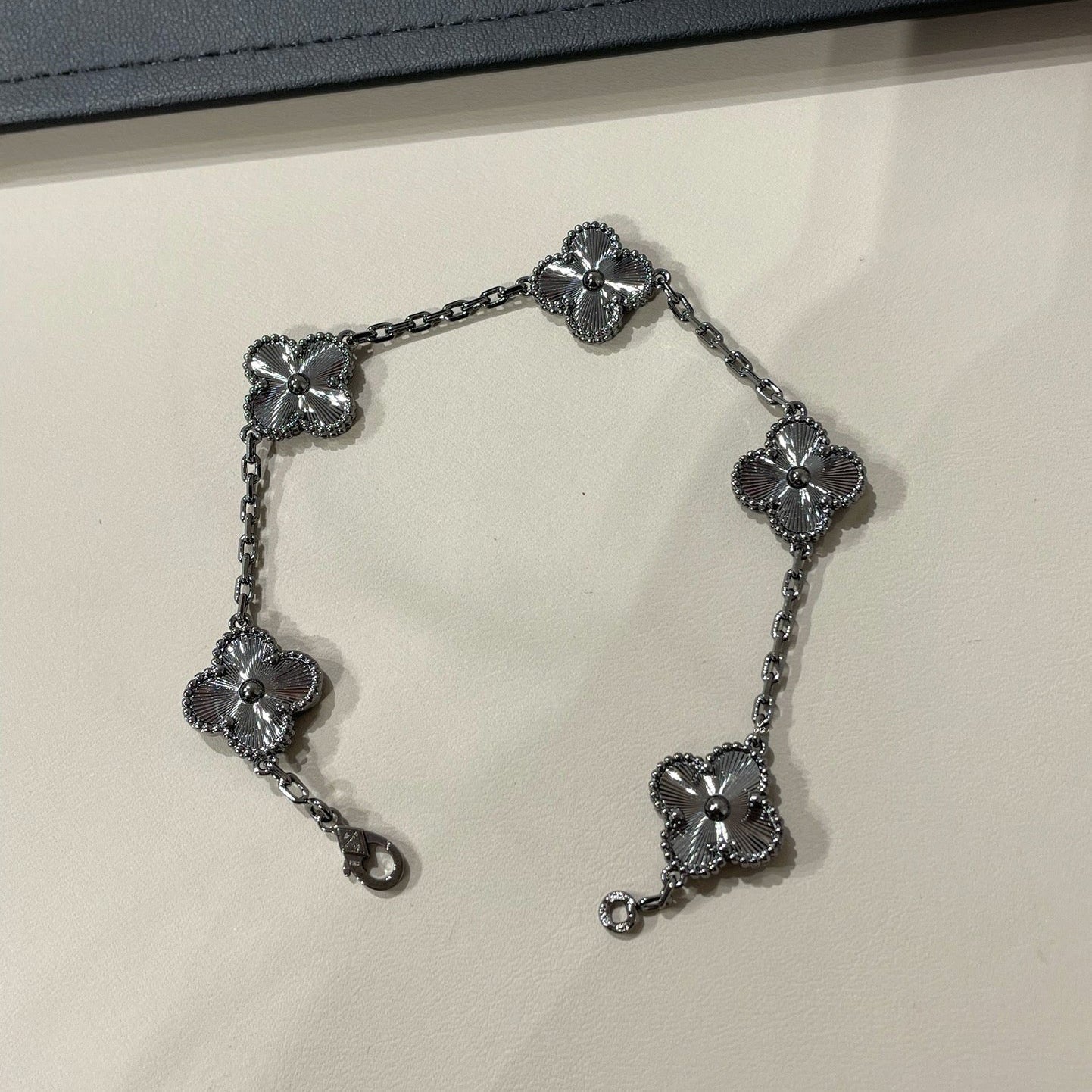 [Liorra]CLOVER 5 MOTIF BLACK BRACELET