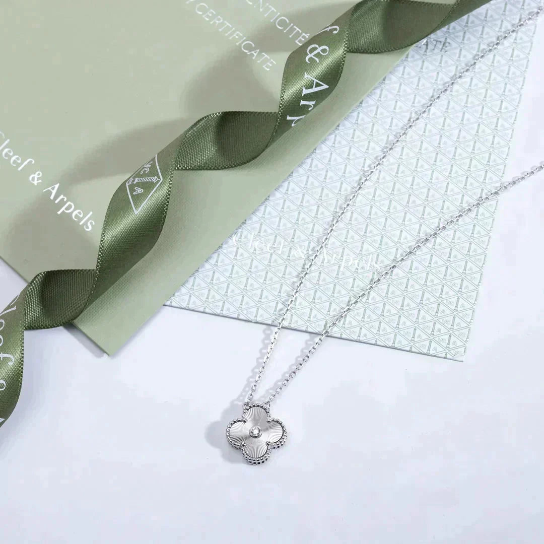 [Liorra]CLOVER  15MM DIAMOND LASER NECKLACE SILVER