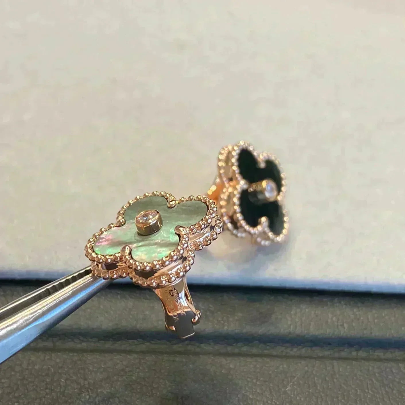 [Liorra]CLOVER MEDIUM 1 MOTIFS GRAY MOP  DIAMOND EARRINGS