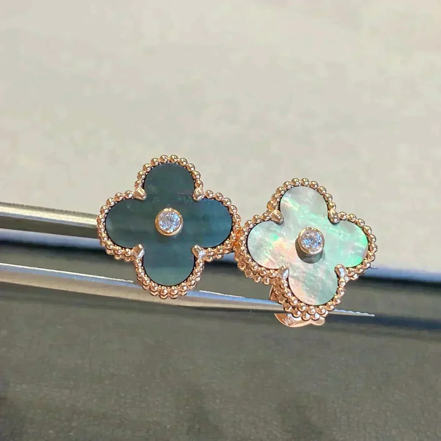 [Liorra]CLOVER MEDIUM 1 MOTIFS GRAY MOP  DIAMOND EARRINGS
