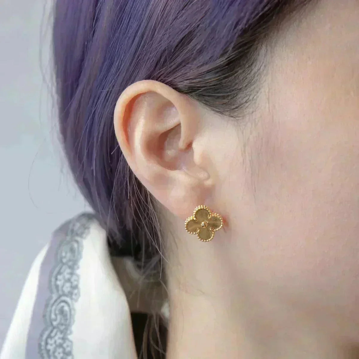 [Liorra]CLOVER MEDIUM 1 MOTIFS LASER EARRINGS