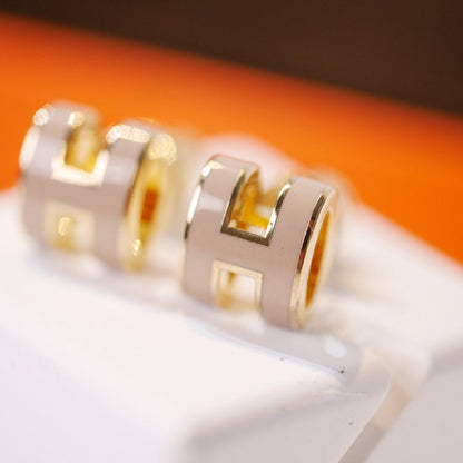 [Liorra]MINI POP H GOLD EARRINGS GREY