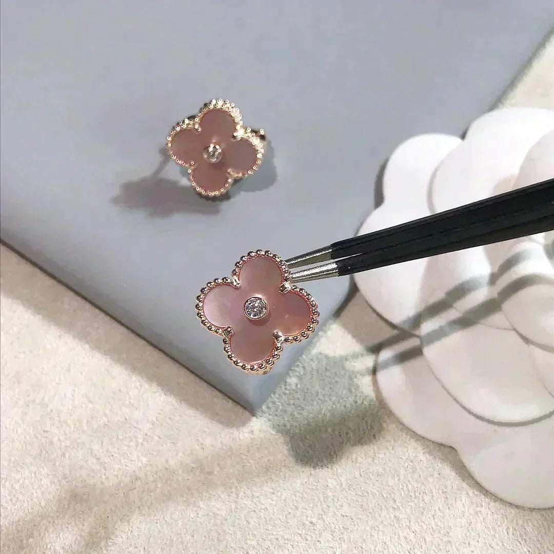 [Liorra]CLOVER MEDIUM 1 MOTIFS  PINK MOP DIAMOND EARRINGS