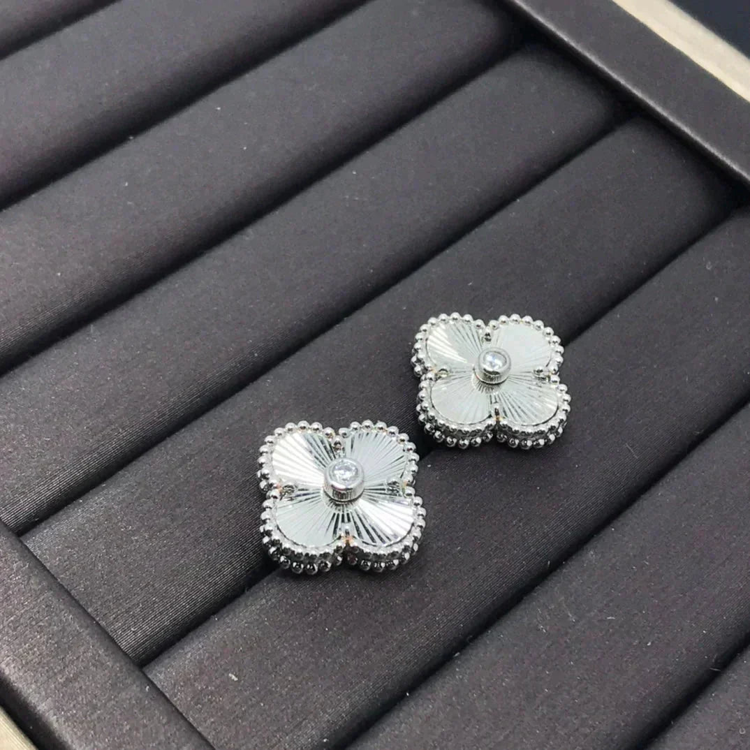 [Liorra]CLOVER MINI 9.5MM LASER EARRINGS