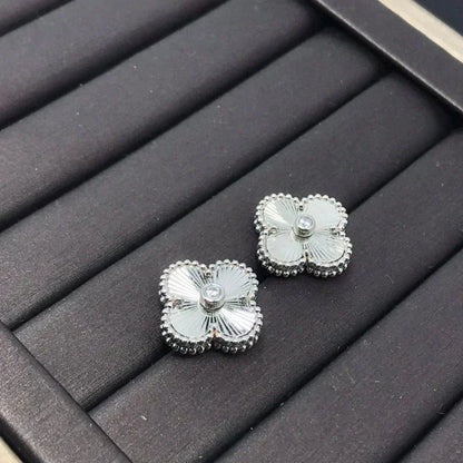 [Liorra]CLOVER MINI 9.5MM LASER EARRINGS