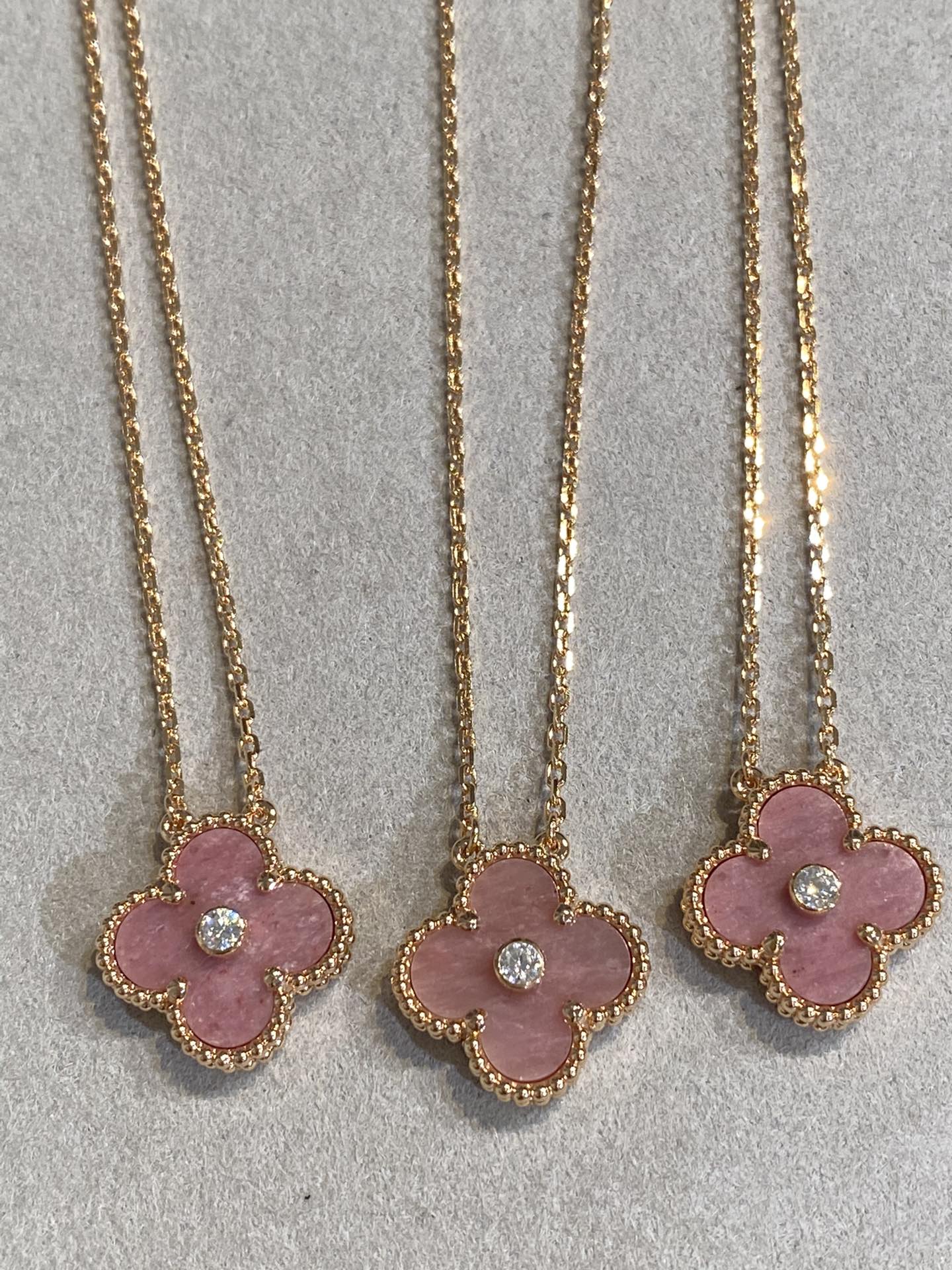 [Liorra]CLOVER 15MM DIAMOND RHODONITE NECKLACE