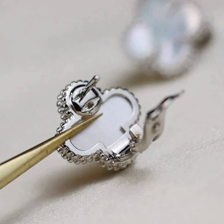 [Liorra]CLOVER MEDIUM 1 MOTIFS  WHITE MOP EARRINGS SILVER