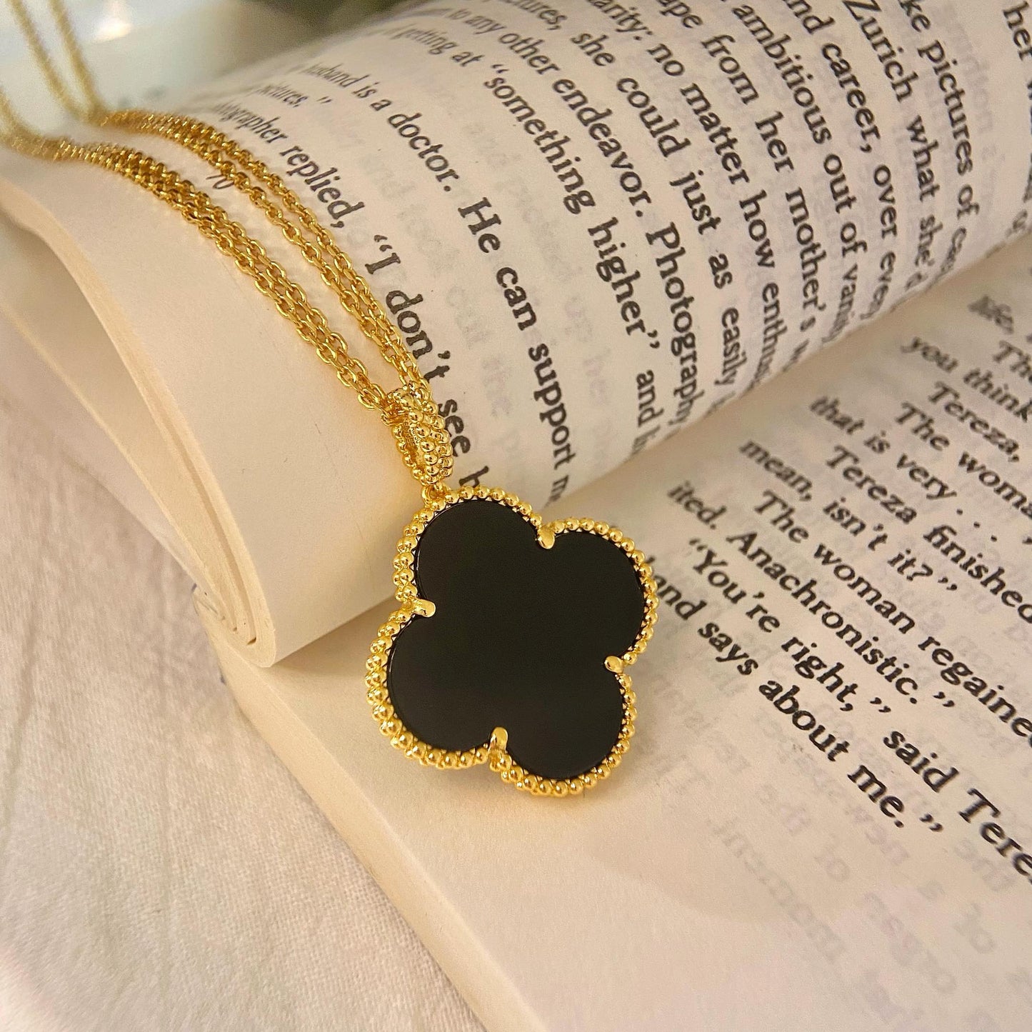 [Liorra]CLOVER 25MM NECKLACE GOLD ONYX