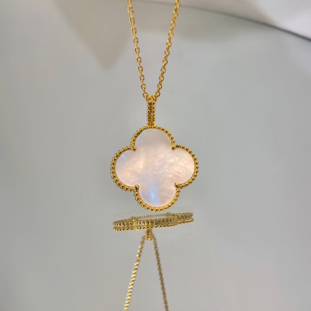 [Liorra]CLOVER 25MM MOP LARGE PENDANT NECKLACE