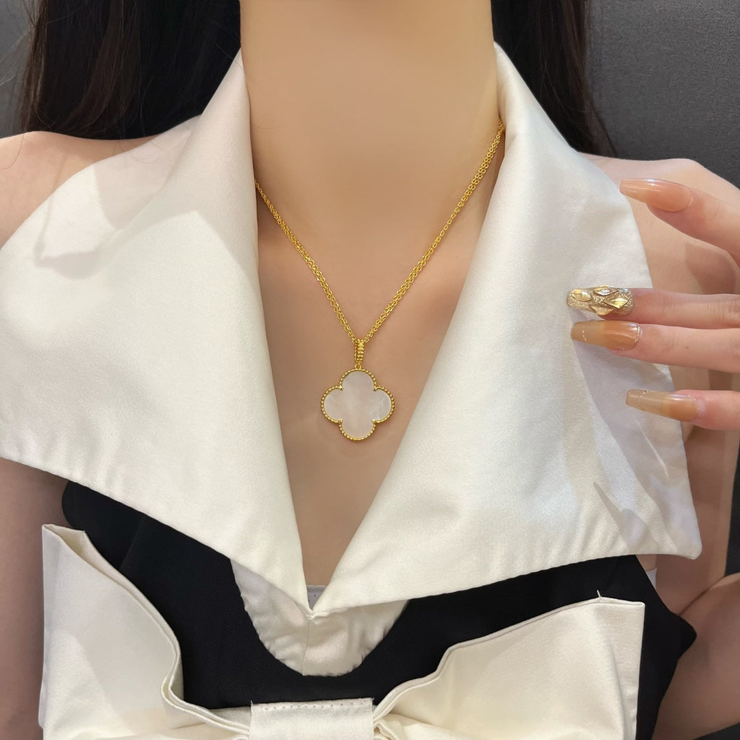 [Liorra]CLOVER 25MM MOP LARGE PENDANT NECKLACE