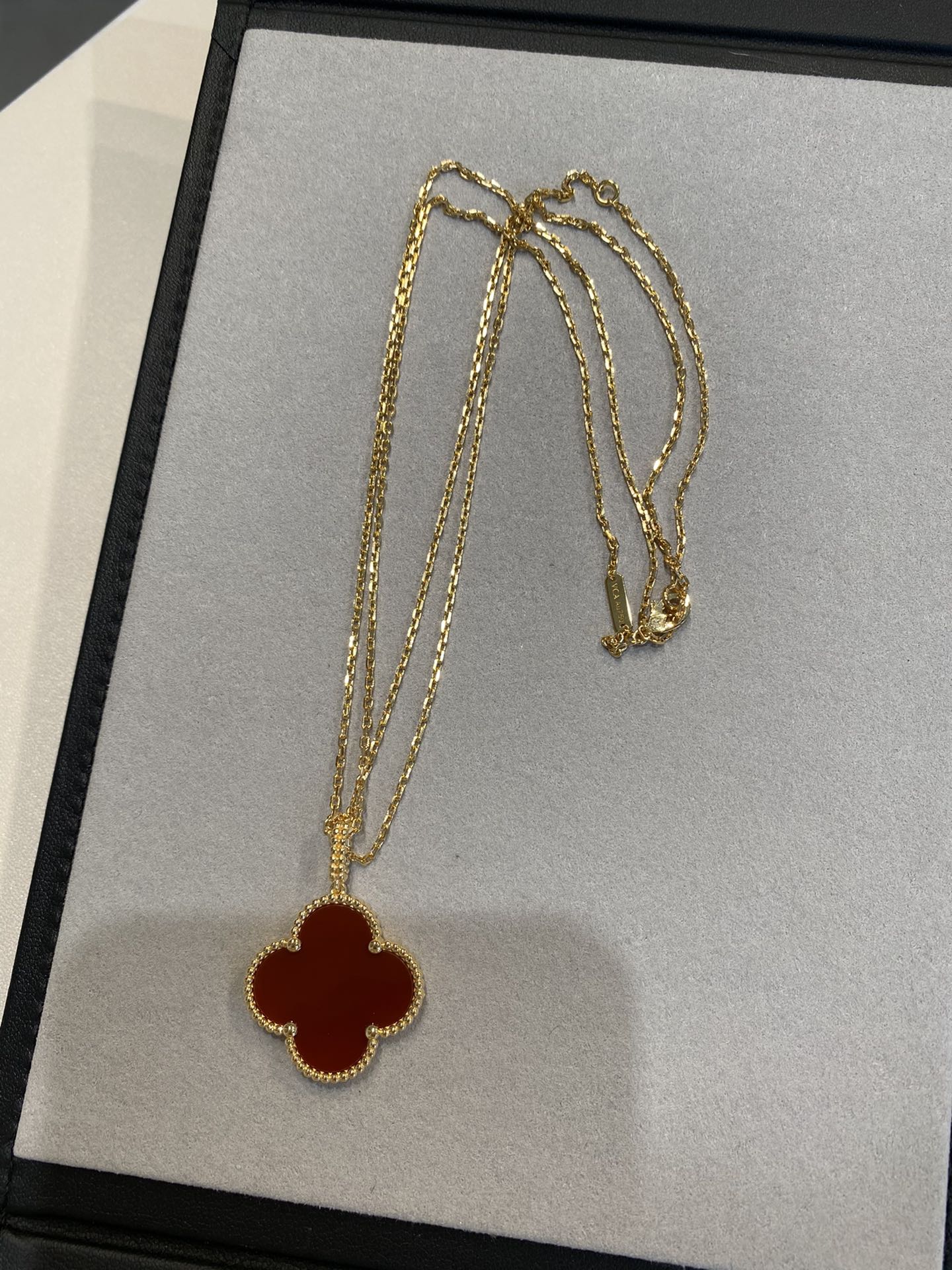 [Liorra]CLOVER 25MM NECKLACE GOLD CARNELIAN