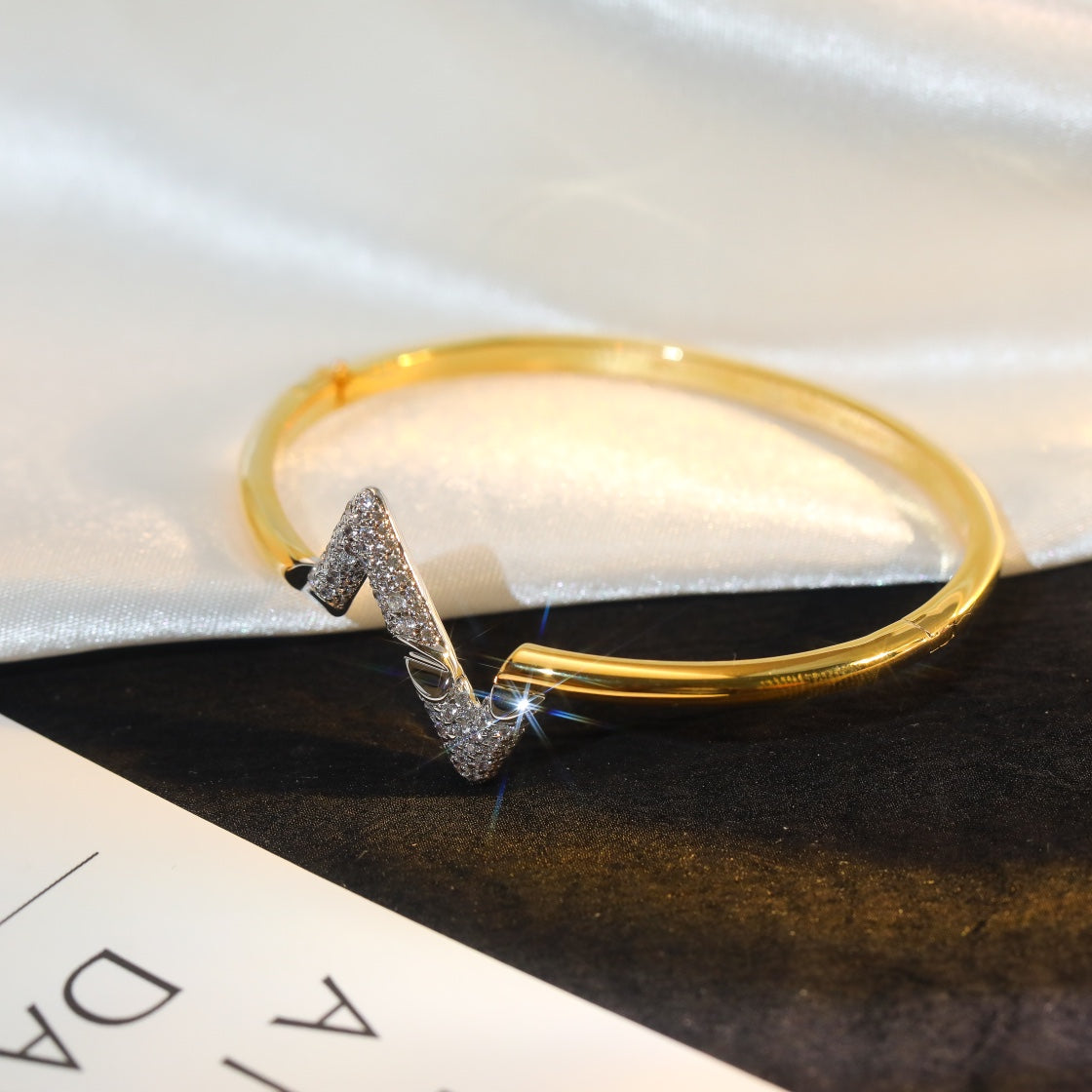 [Liorra]VOLTE UPSITE DOWN GOLD DIAMOND BRACELET