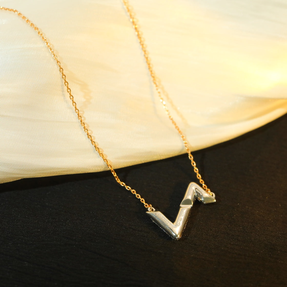 [Liorra]VOLT SILVER DIAMOND PEDANT NECKLACE