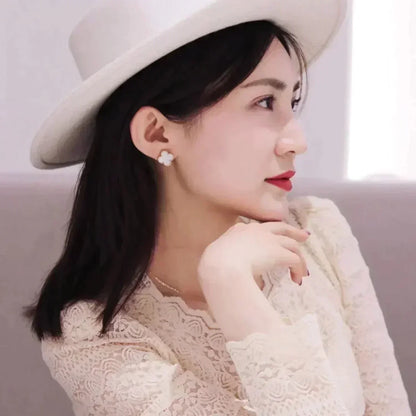 [Liorra]CLOVER MEDIUM 1 MOTIFS  WHITE MOP STUD EARRINGS