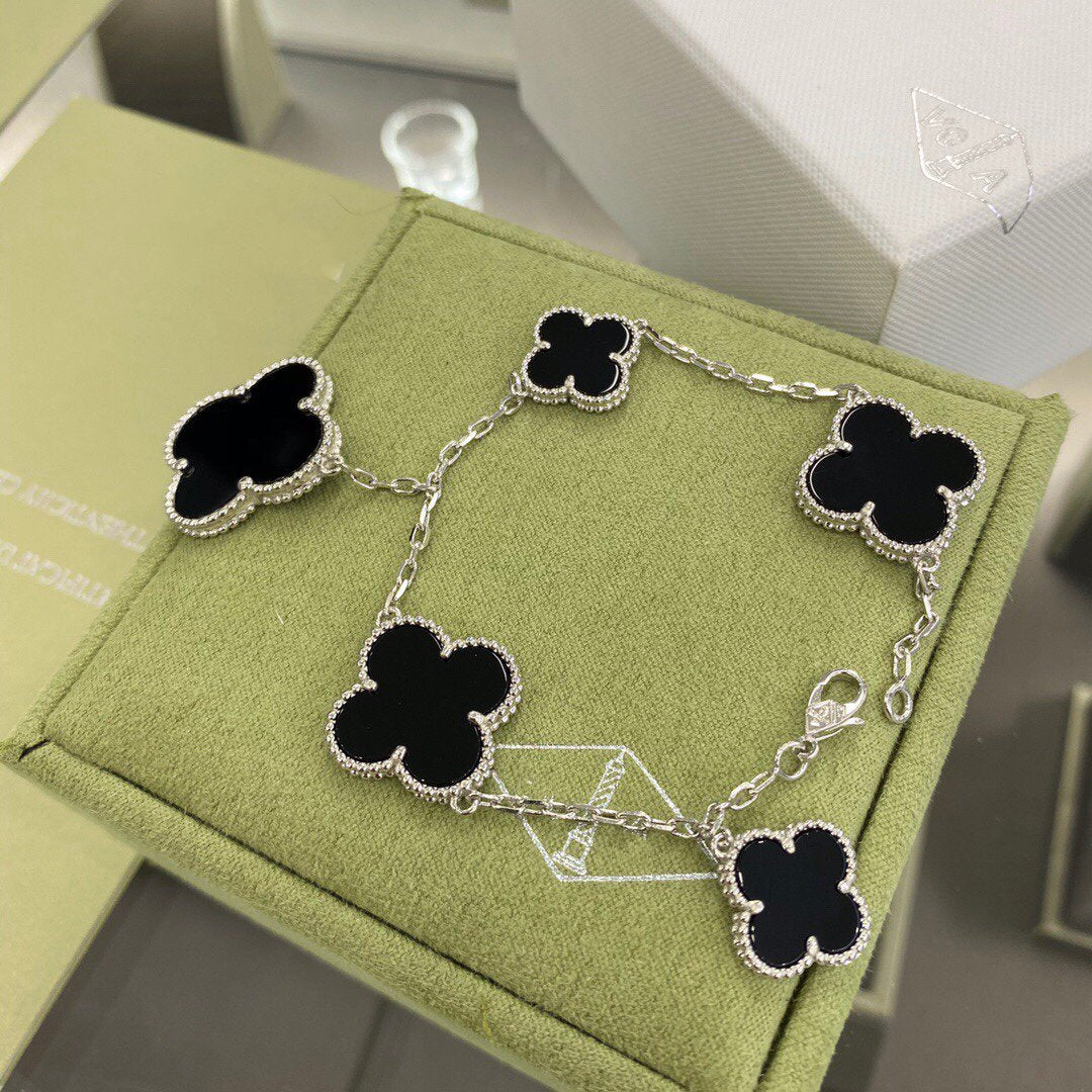 [Liorra]CLOVER 5 MOTIFS SIVLER ONYX BRACELET