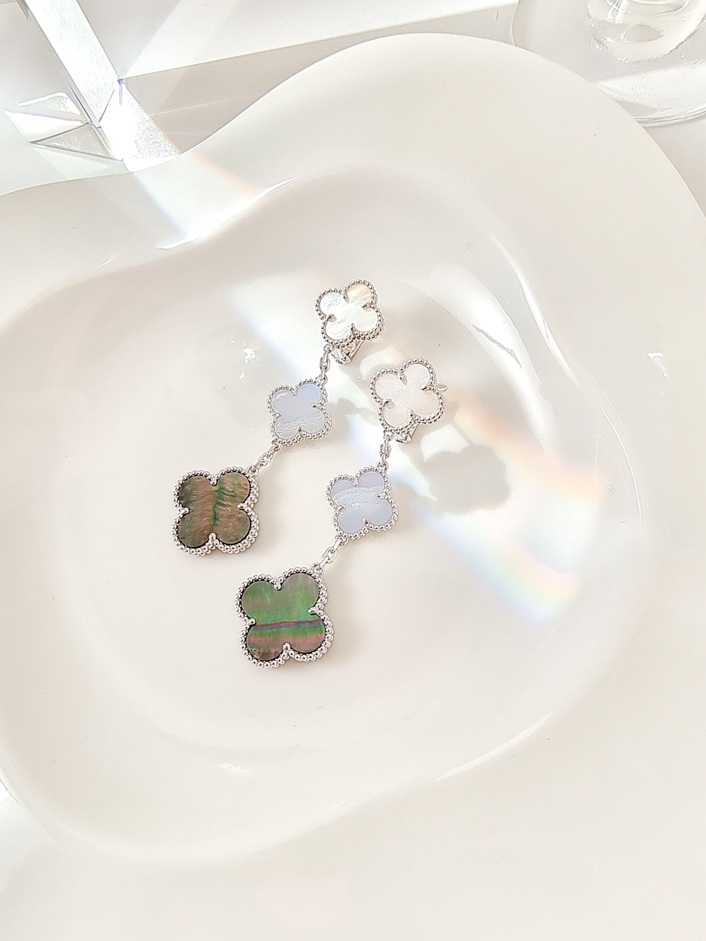 [Liorra]CLOVER 3 MOTIFS CHALCEDONY DARK MOP SILVER EARRINGS