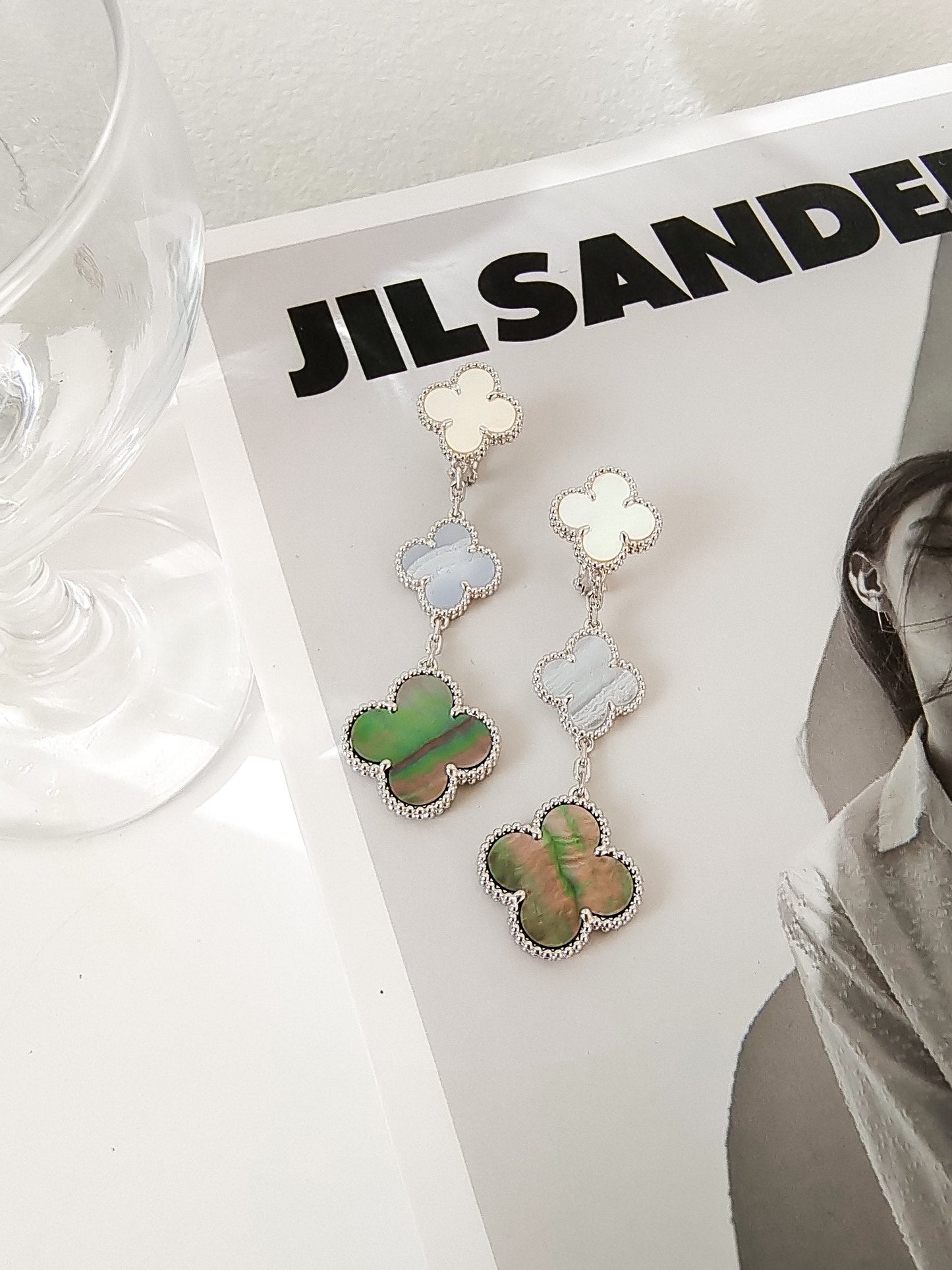 [Liorra]CLOVER 3 MOTIFS CHALCEDONY DARK MOP SILVER EARRINGS