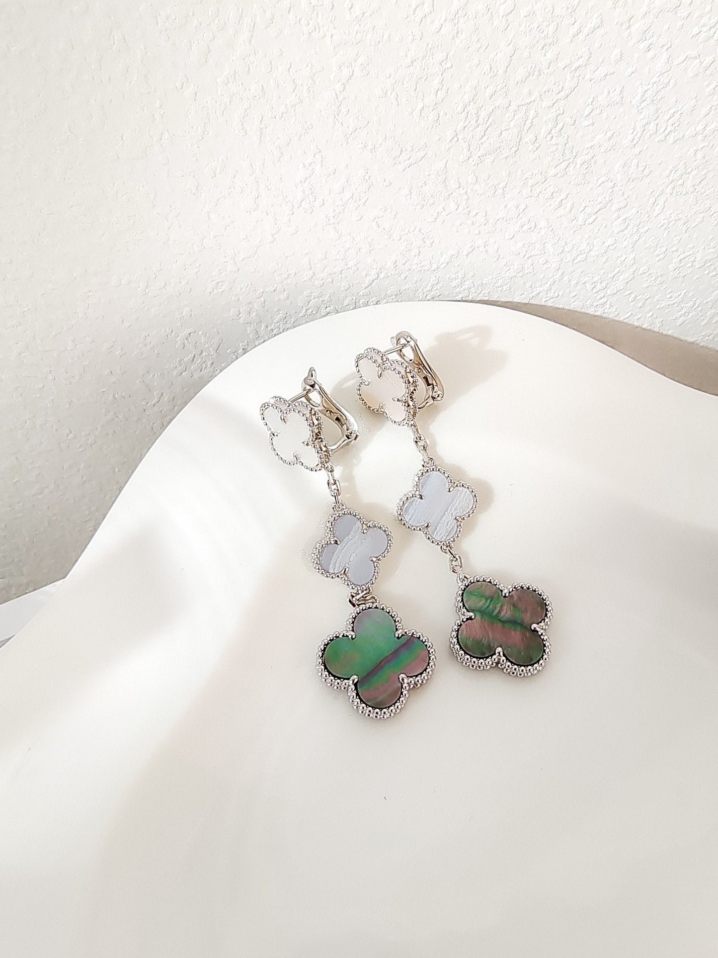 [Liorra]CLOVER 3 MOTIFS CHALCEDONY DARK MOP SILVER EARRINGS