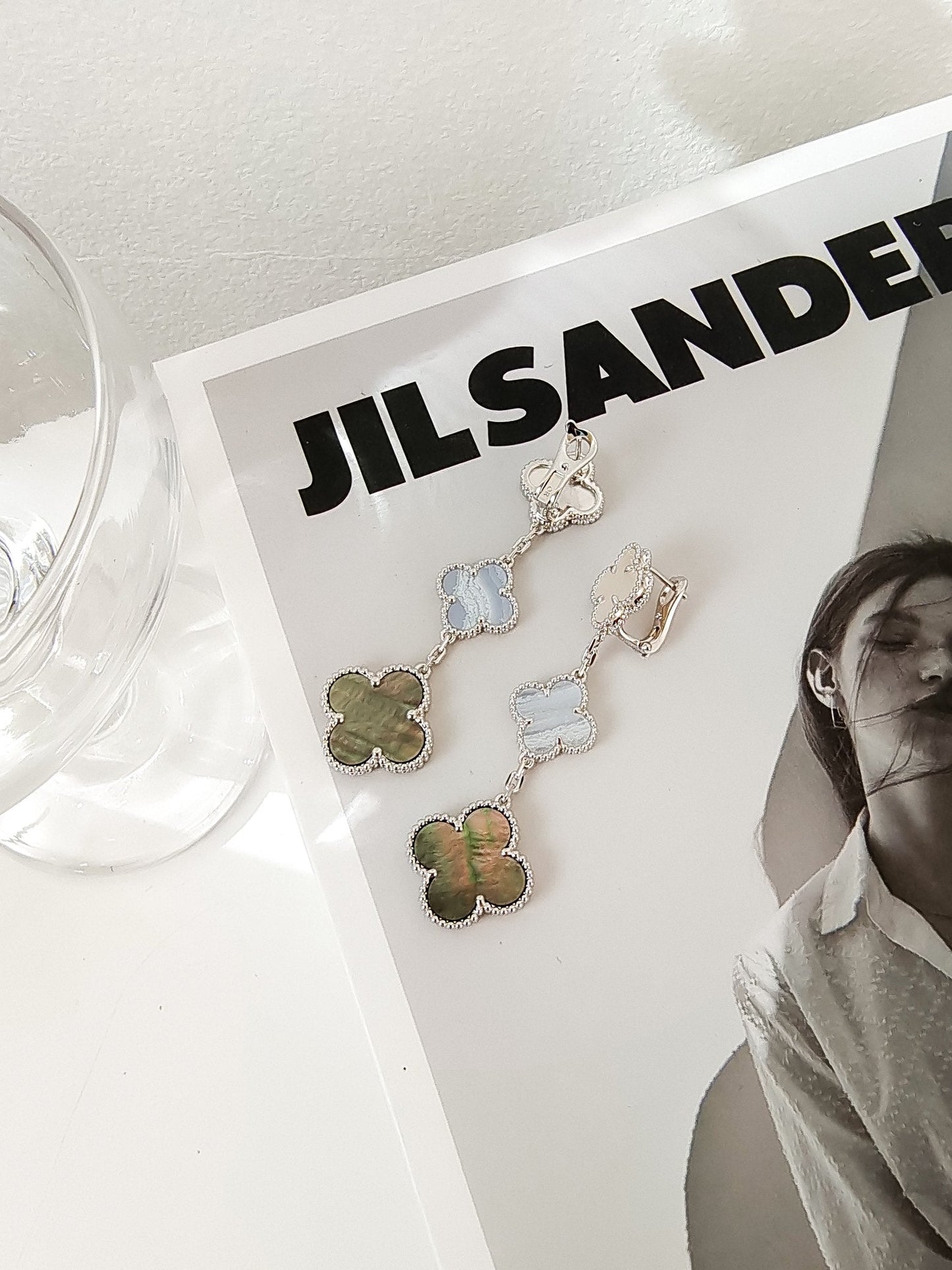 [Liorra]CLOVER 3 MOTIFS CHALCEDONY DARK MOP SILVER EARRINGS