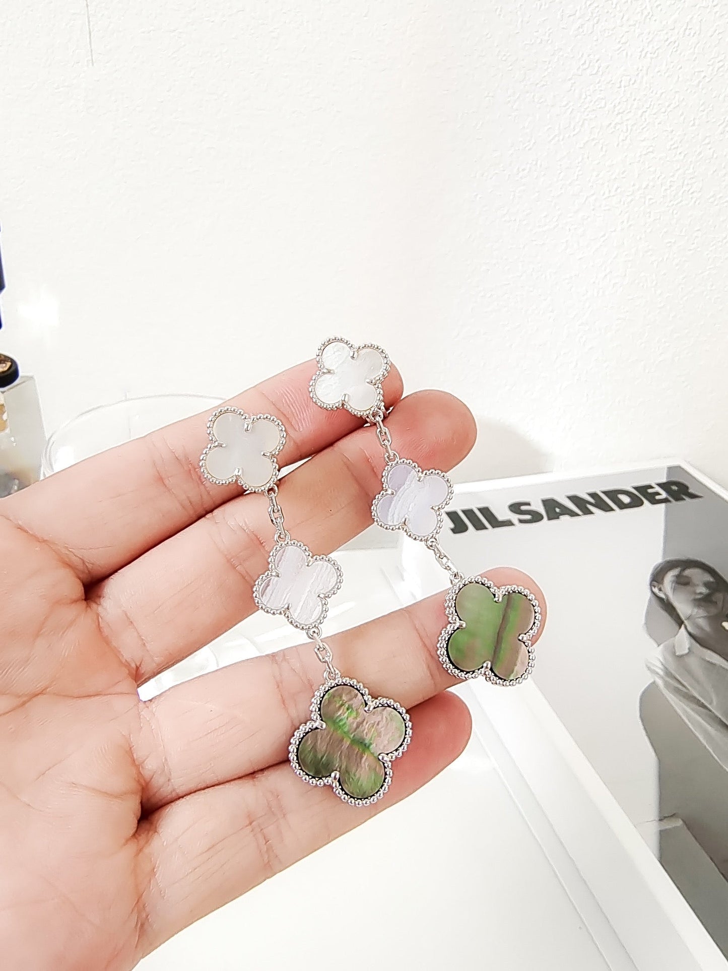 [Liorra]CLOVER 3 MOTIFS CHALCEDONY DARK MOP SILVER EARRINGS
