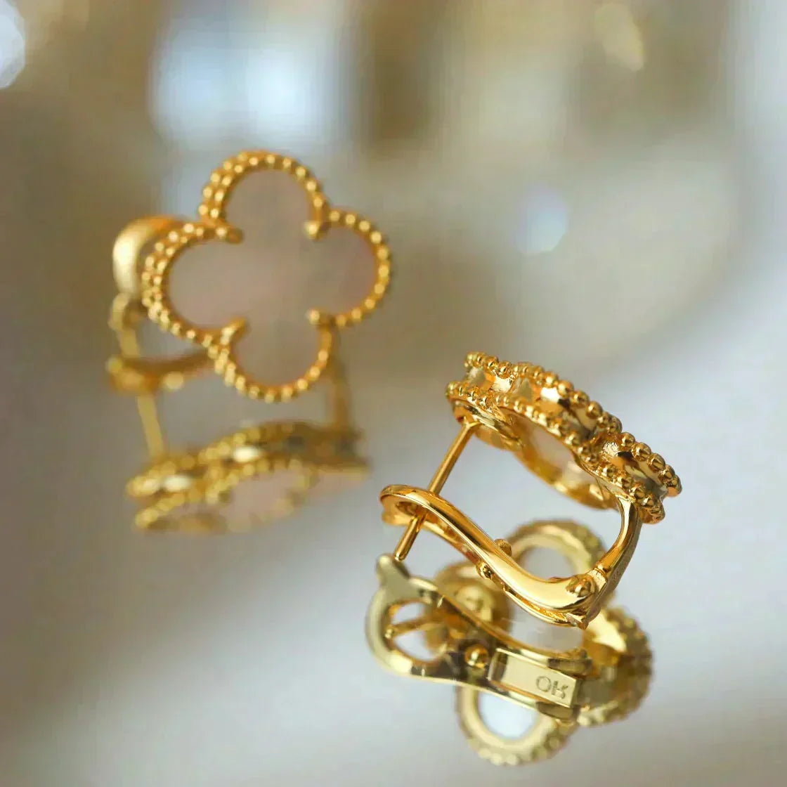 [Liorra]CLOVER MEDIUM 1 MOTIFS  WHITE MOP STUD EARRINGS