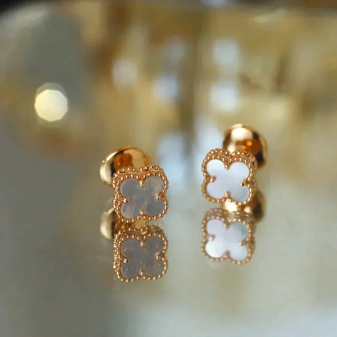 [Liorra]CLOVER MINI 9.5MM WHITE MOP EARRINGS