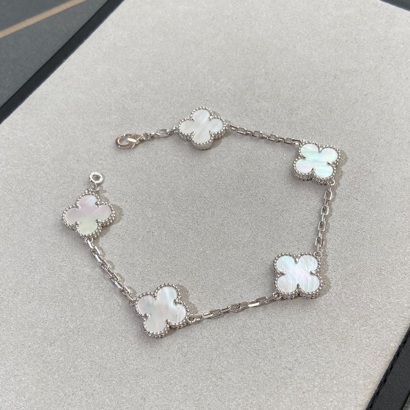 [Liorra]CLOVER WHITE PEARL MOP 5 MOTIF BRACELET COLLECTION