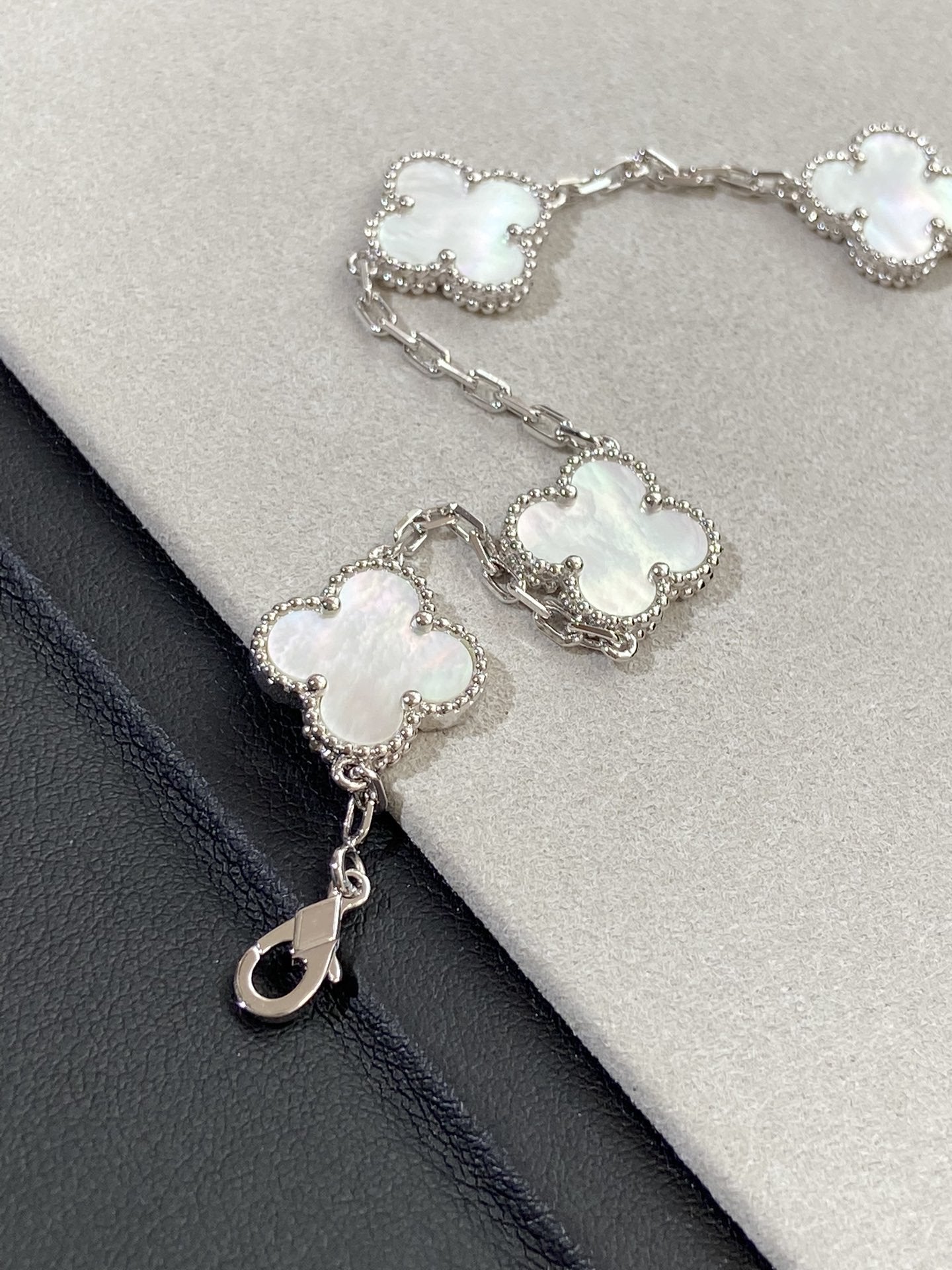 [Liorra]CLOVER WHITE PEARL MOP 5 MOTIF BRACELET COLLECTION