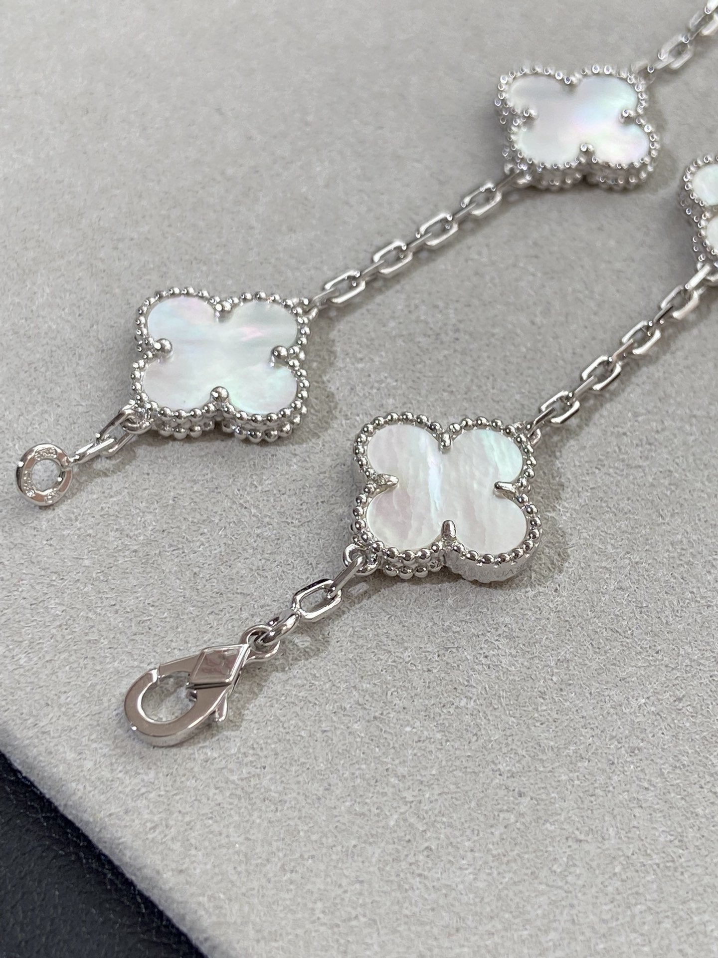 [Liorra]CLOVER WHITE PEARL MOP 5 MOTIF BRACELET COLLECTION