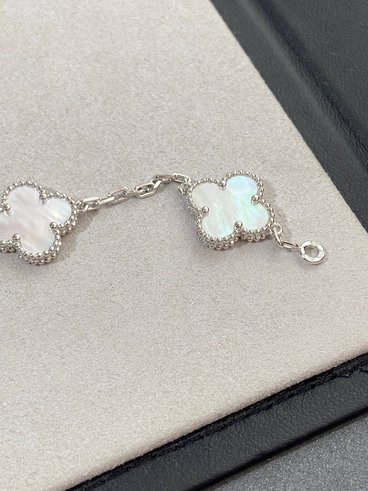 [Liorra]CLOVER WHITE PEARL MOP 5 MOTIF BRACELET COLLECTION