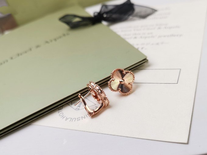[Liorra]CLOVER MEDIUM STUD EARRINGS