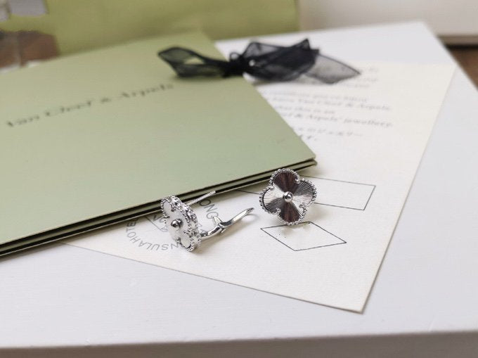 [Liorra]CLOVER MEDIUM STUD EARRINGS