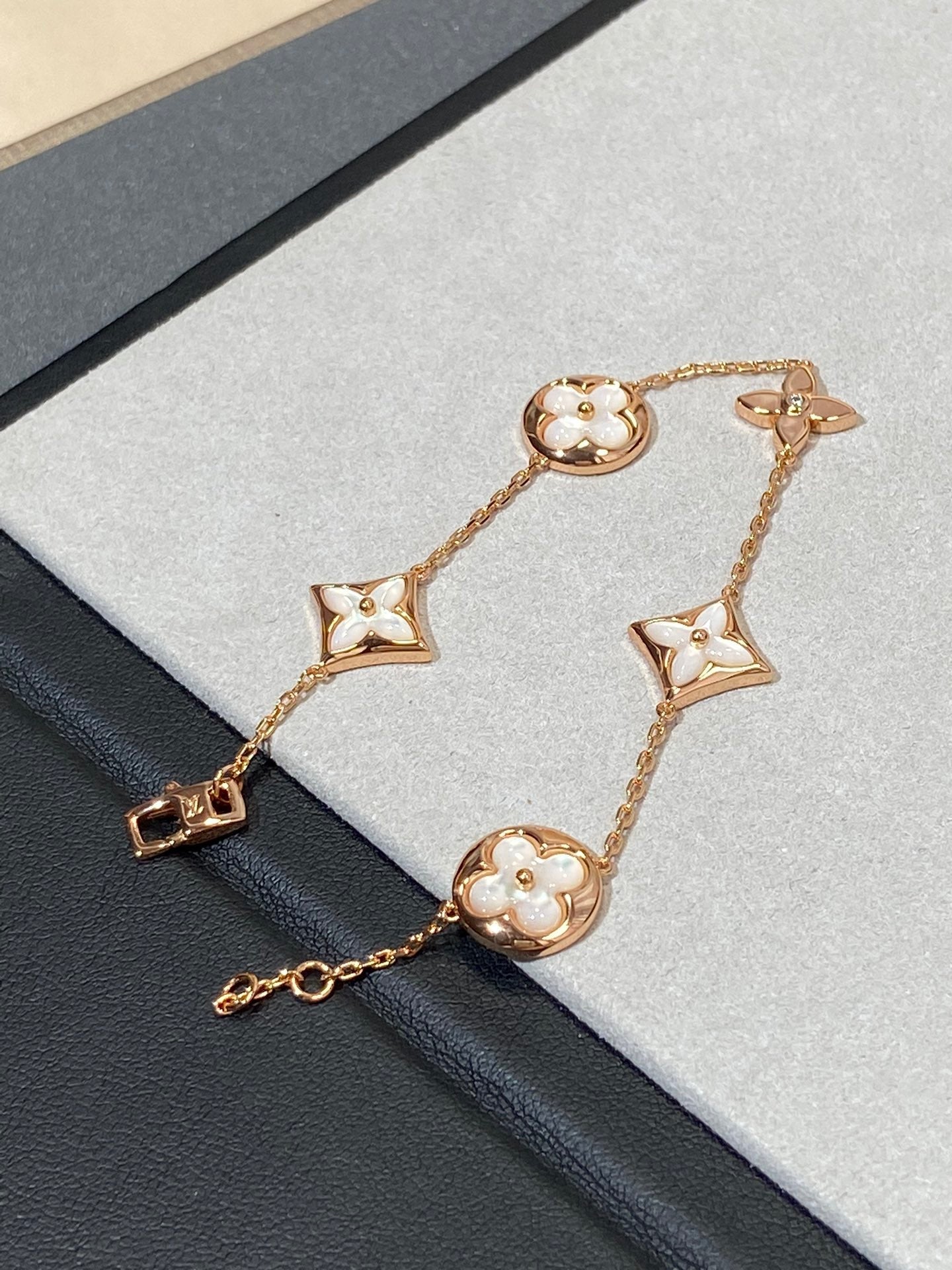 [Liorra]STAR AND SUN 5 MOTIF MOP PINK GOLD BRACELET
