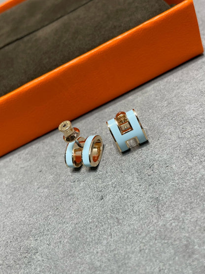 [Liorra]POP H SKY BLUE STUD EARRINGS