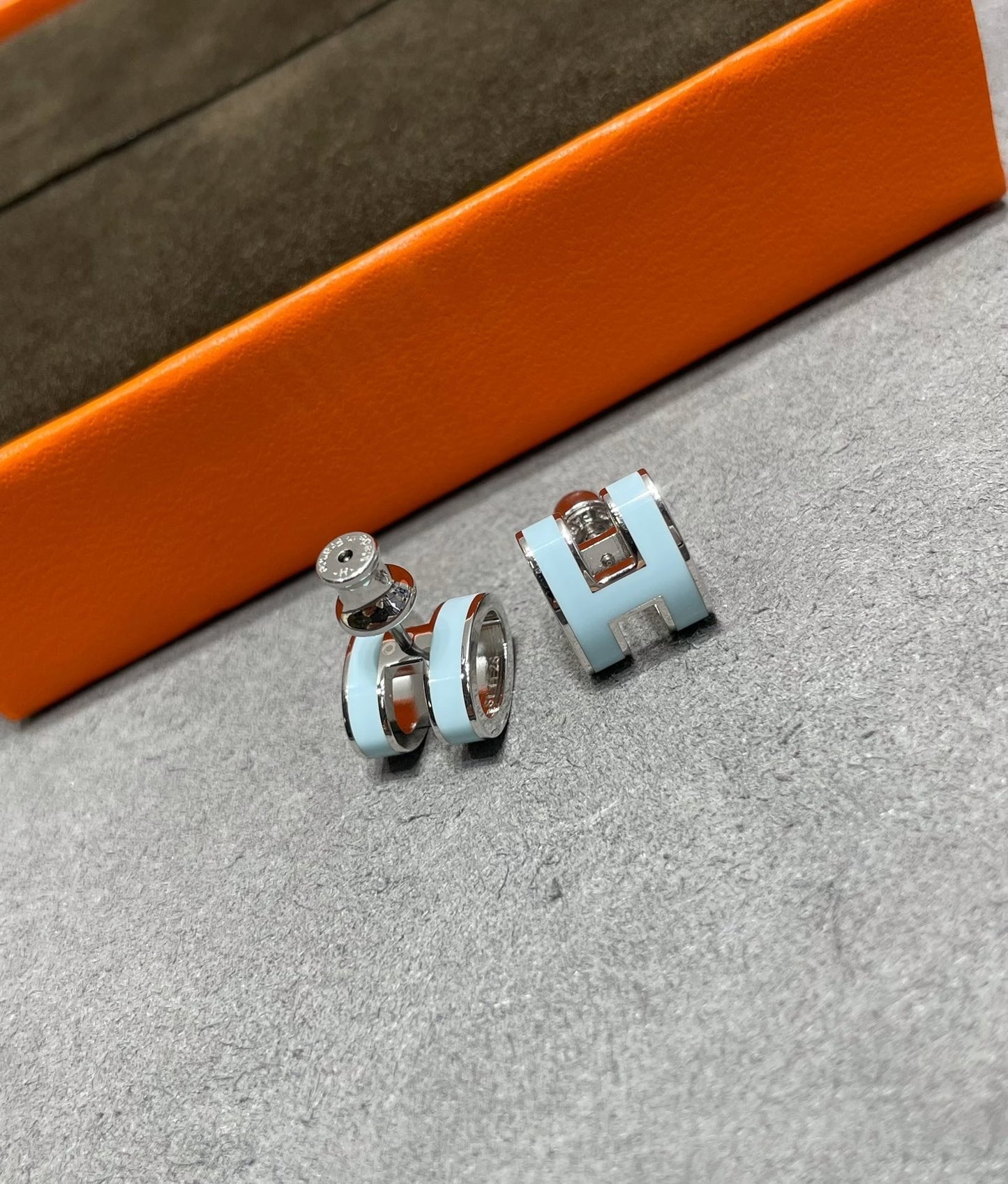 [Liorra]POP H SKY BLUE STUD EARRINGS