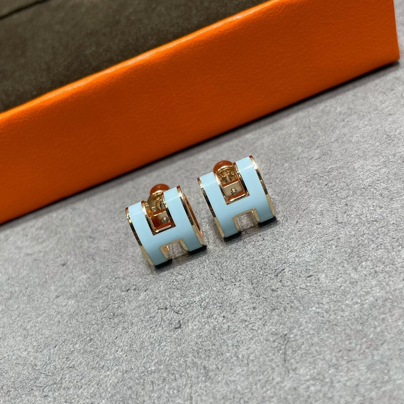 [Liorra]POP H SKY BLUE STUD EARRINGS