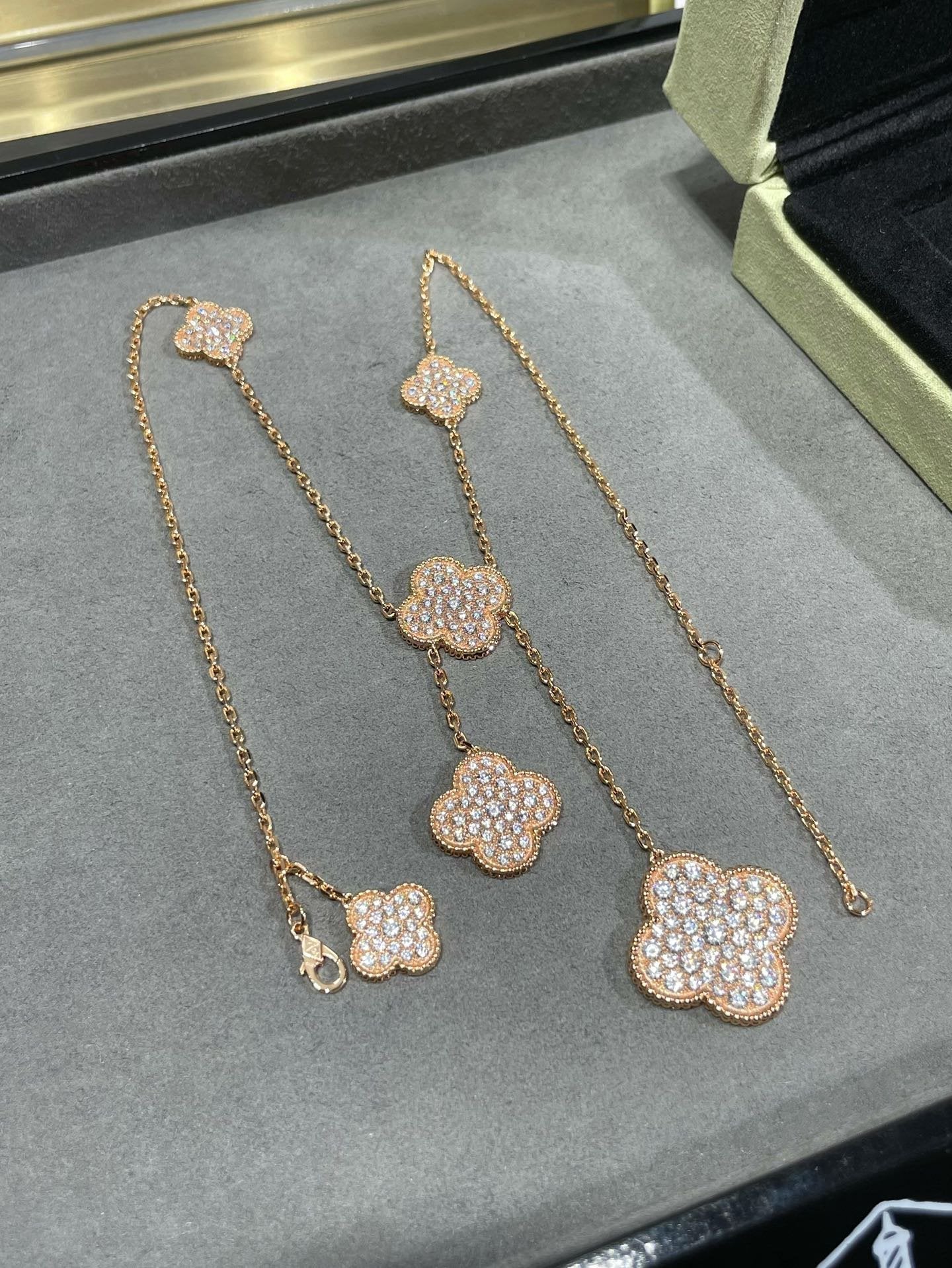 [Liorra]CLOVER 6 MOTIF DIAMOND PAVED NECKLACE