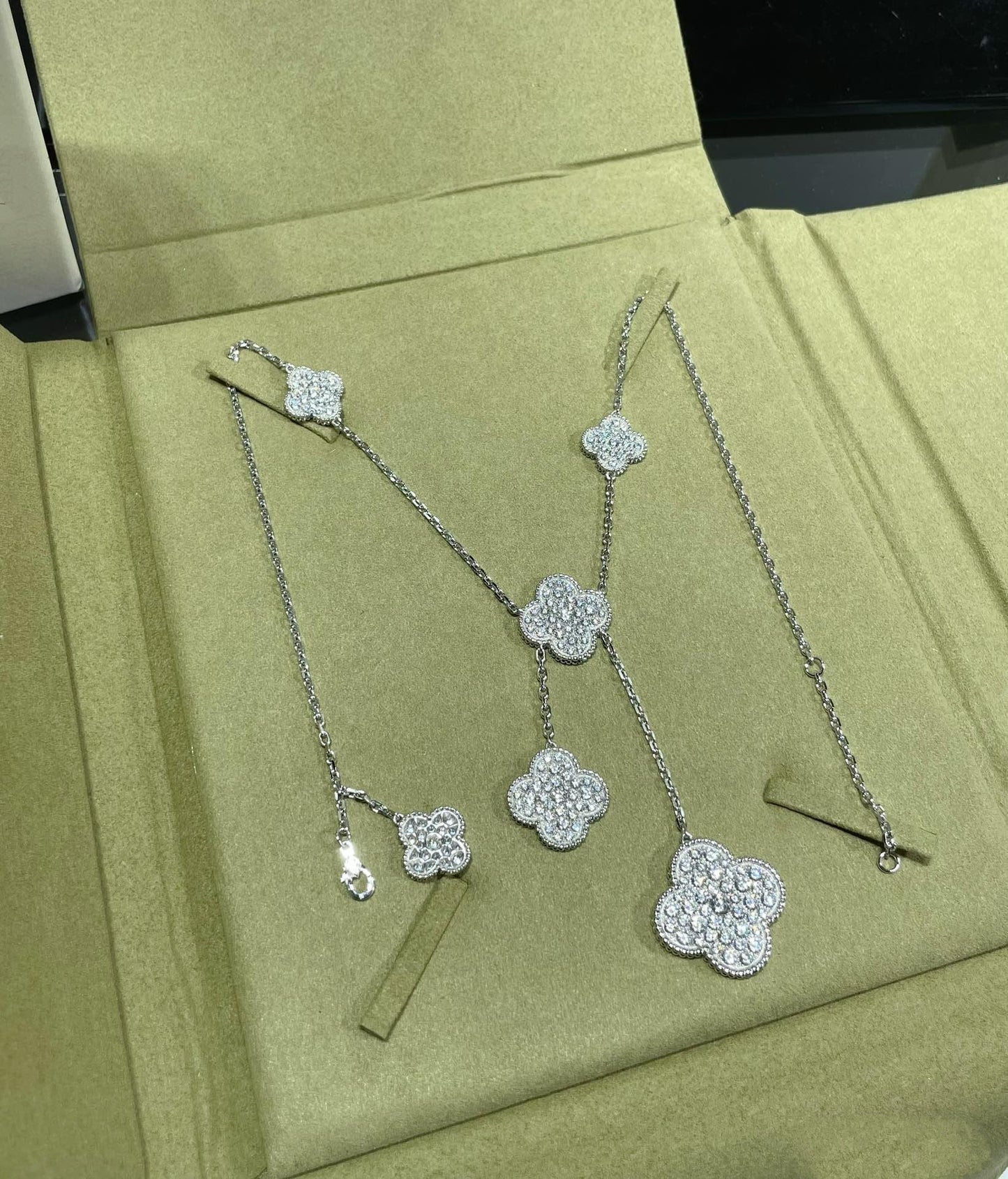 [Liorra]CLOVER 6 MOTIF DIAMOND PAVED NECKLACE