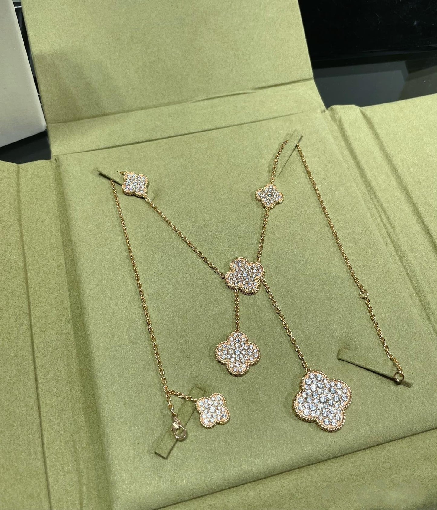 [Liorra]CLOVER 6 MOTIF DIAMOND PAVED NECKLACE