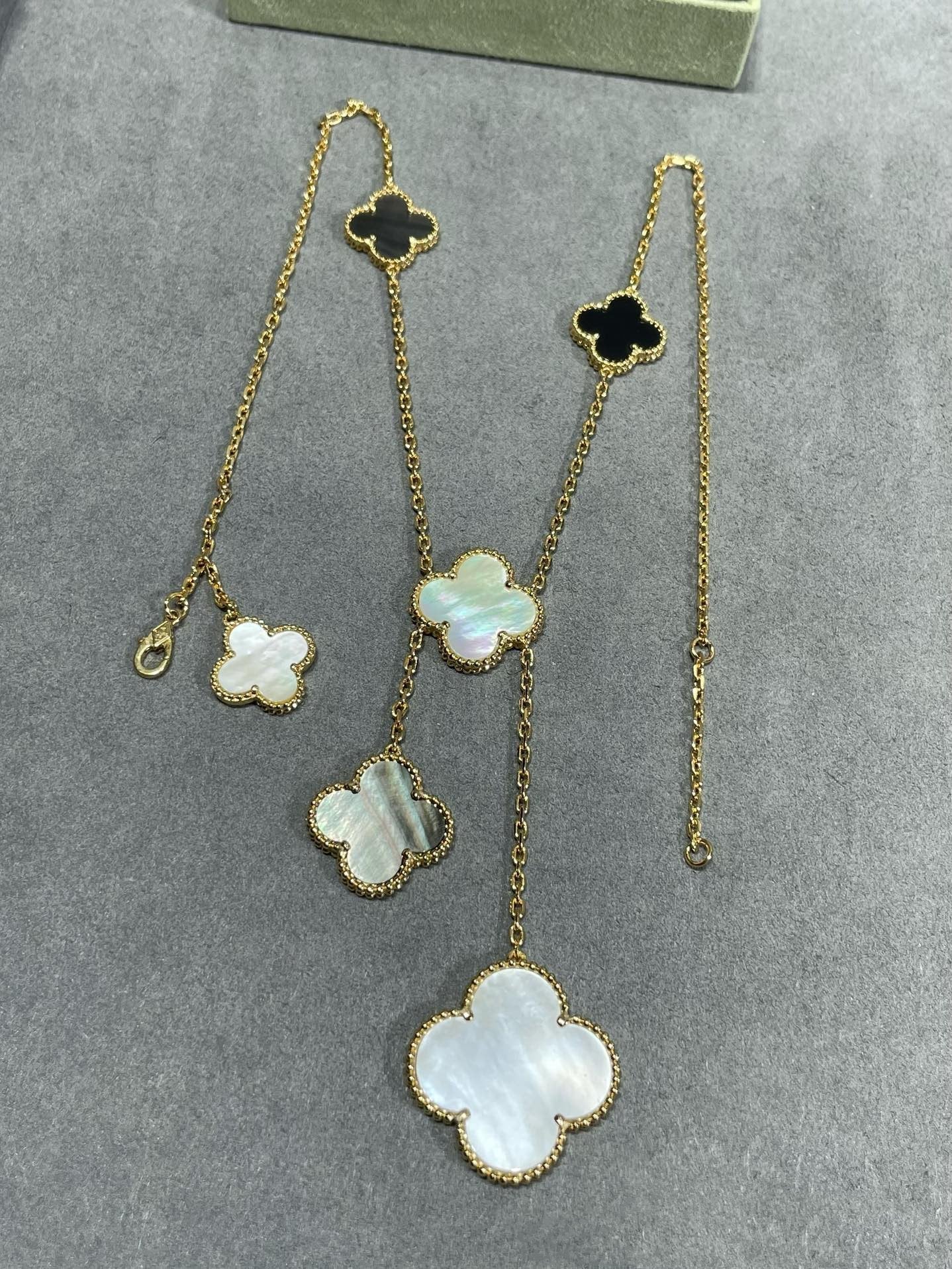 [Liorra]CLOVER 6 MOTIF MOP ONYX GOLD NECKLACE