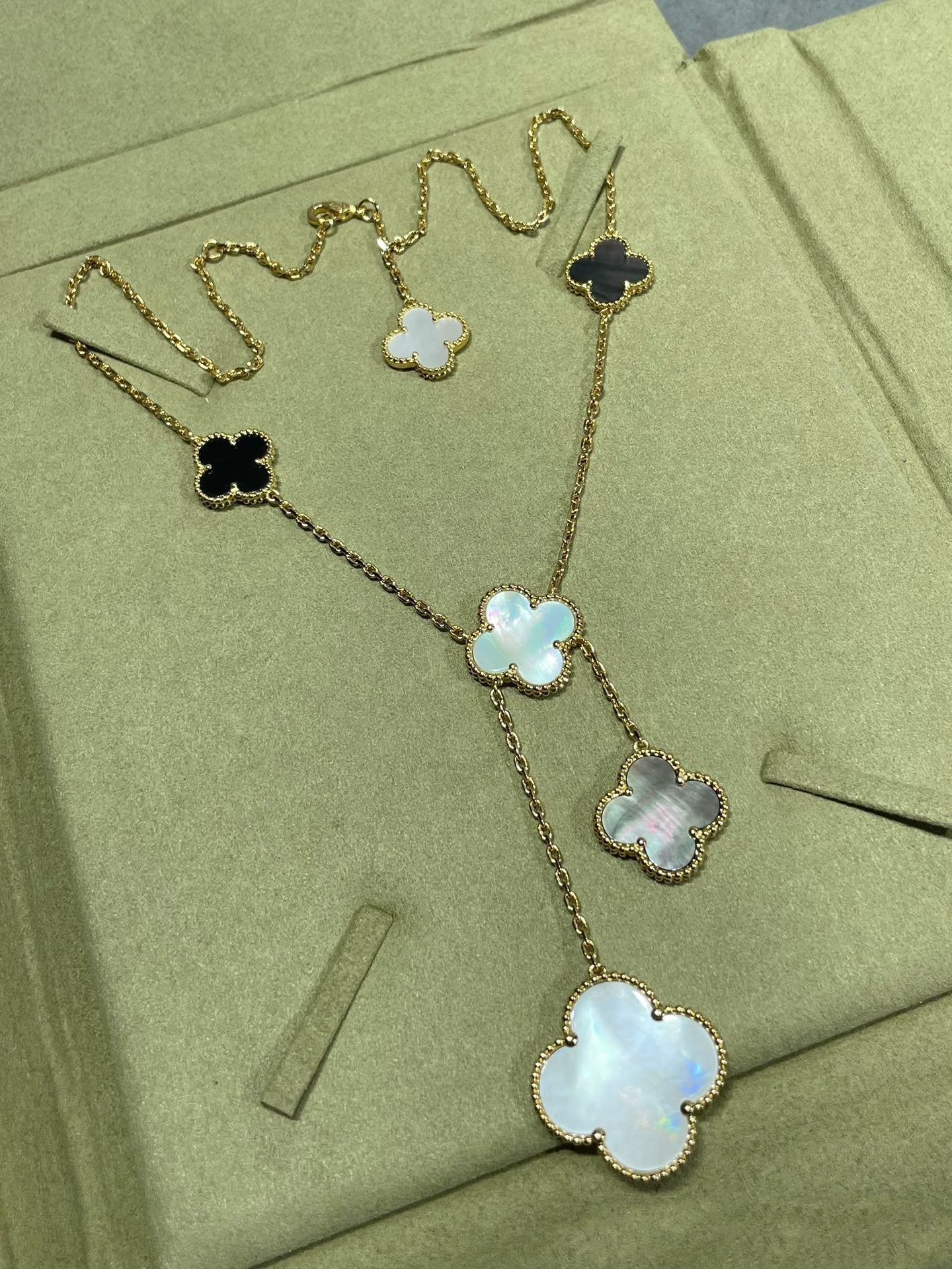 [Liorra]CLOVER 6 MOTIF MOP ONYX GOLD NECKLACE