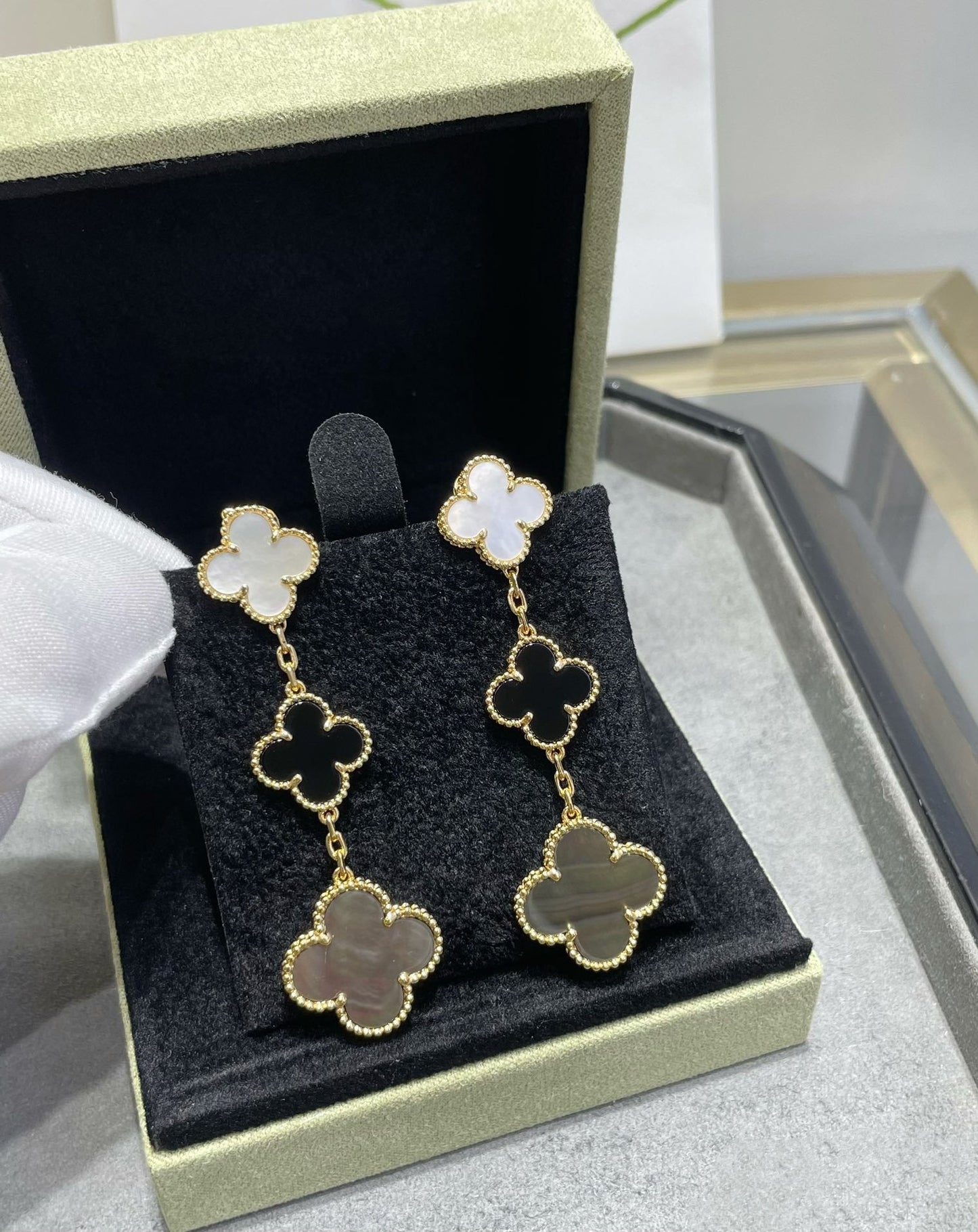 [Liorra]CLOVER 3 MOTIF MOP ONYX DARK MOP PINK GOLD EARRINGS