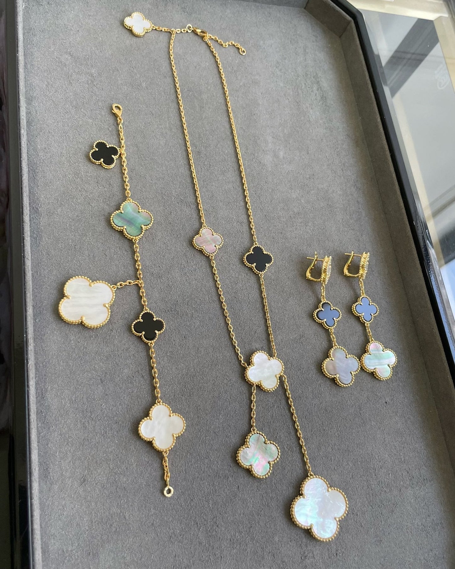 [Liorra]CLOVER 3 MOTIF MOP ONYX DARK MOP PINK GOLD EARRINGS
