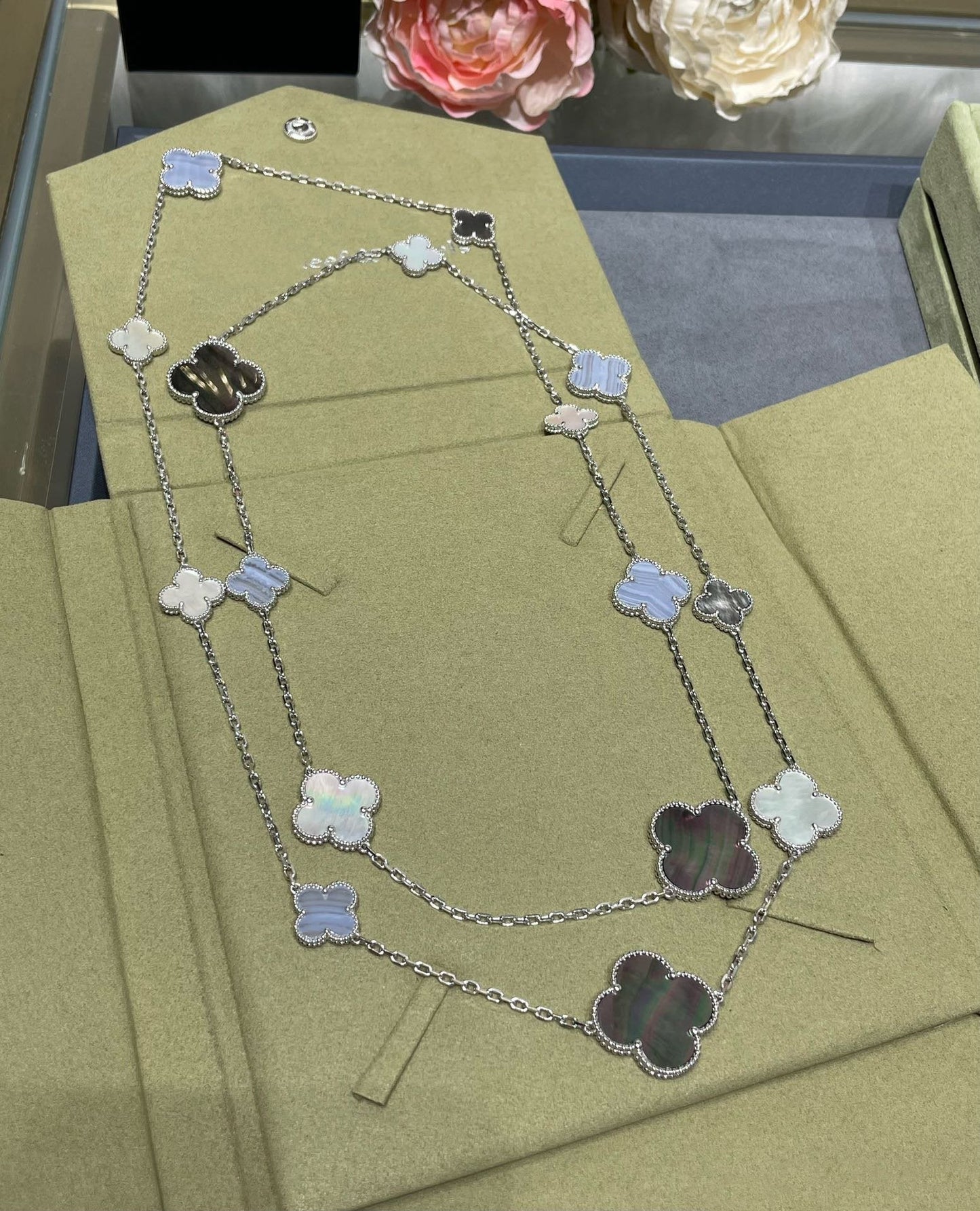 [Liorra]CLOVER 16 MOTIF CHALCEDONY MOP SILVER NECKLACE
