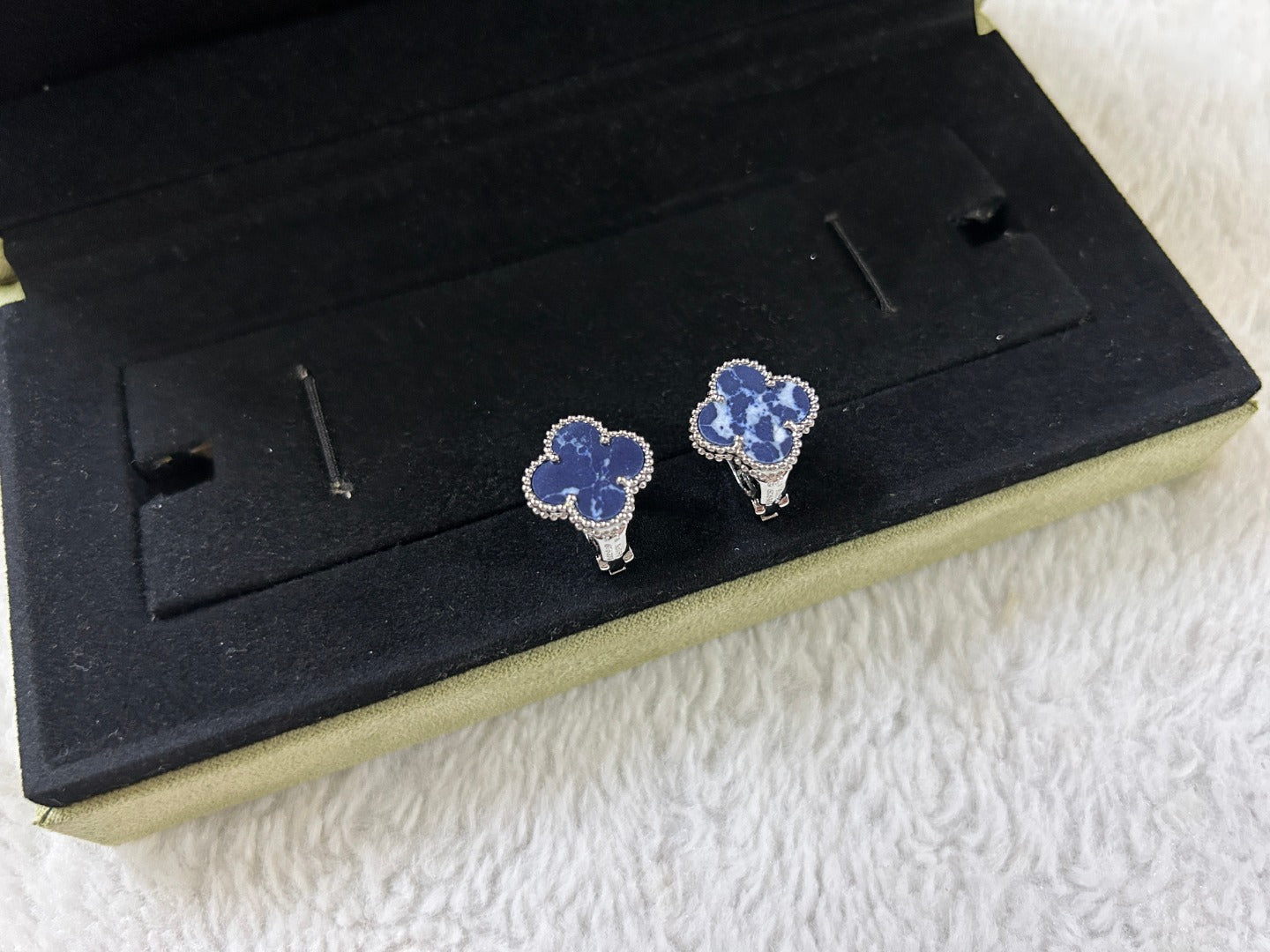 [Liorra]CLOVER PIETERSITE MEDIUM STUD EARRINGS