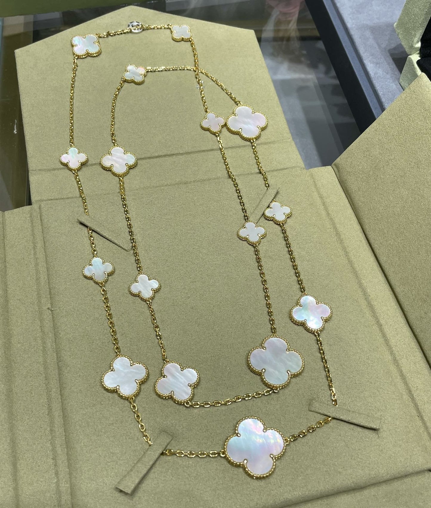 [Liorra]CLOVER 16 MOTIF WHITE MOP GOLD NECKLACE