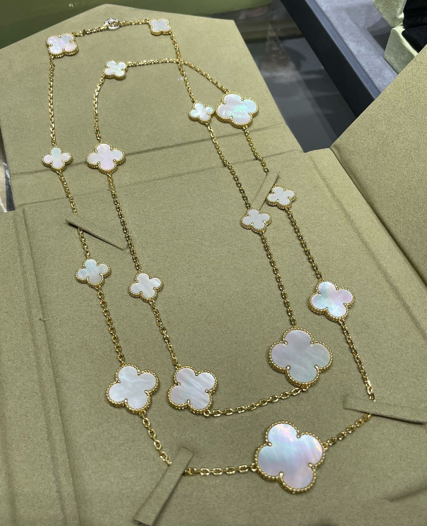 [Liorra]CLOVER 16 MOTIF WHITE MOP GOLD NECKLACE