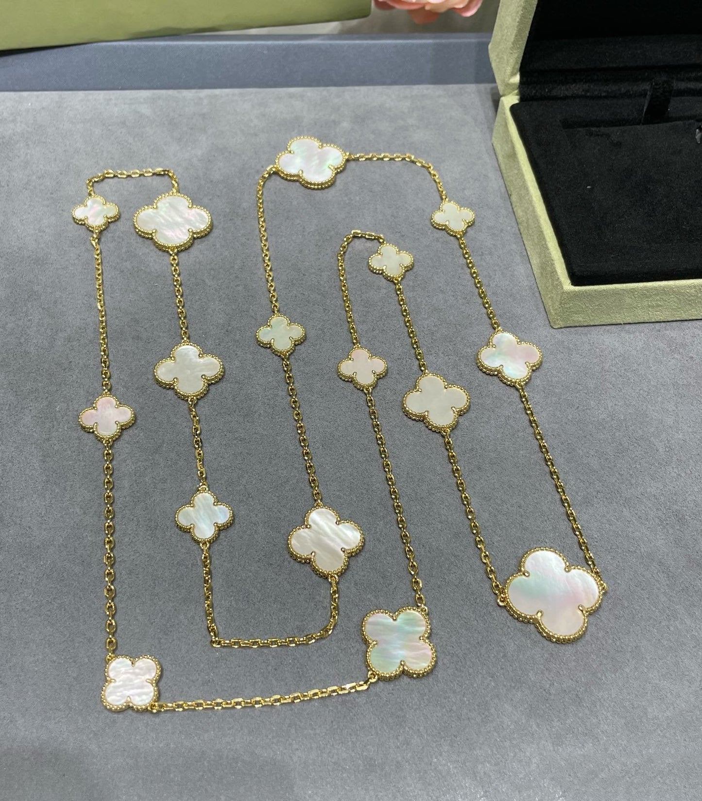 [Liorra]CLOVER 16 MOTIF WHITE MOP GOLD NECKLACE